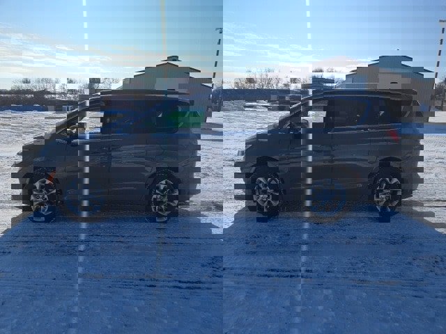 Used 2024 Chrysler Pacifica Touring-L image 3