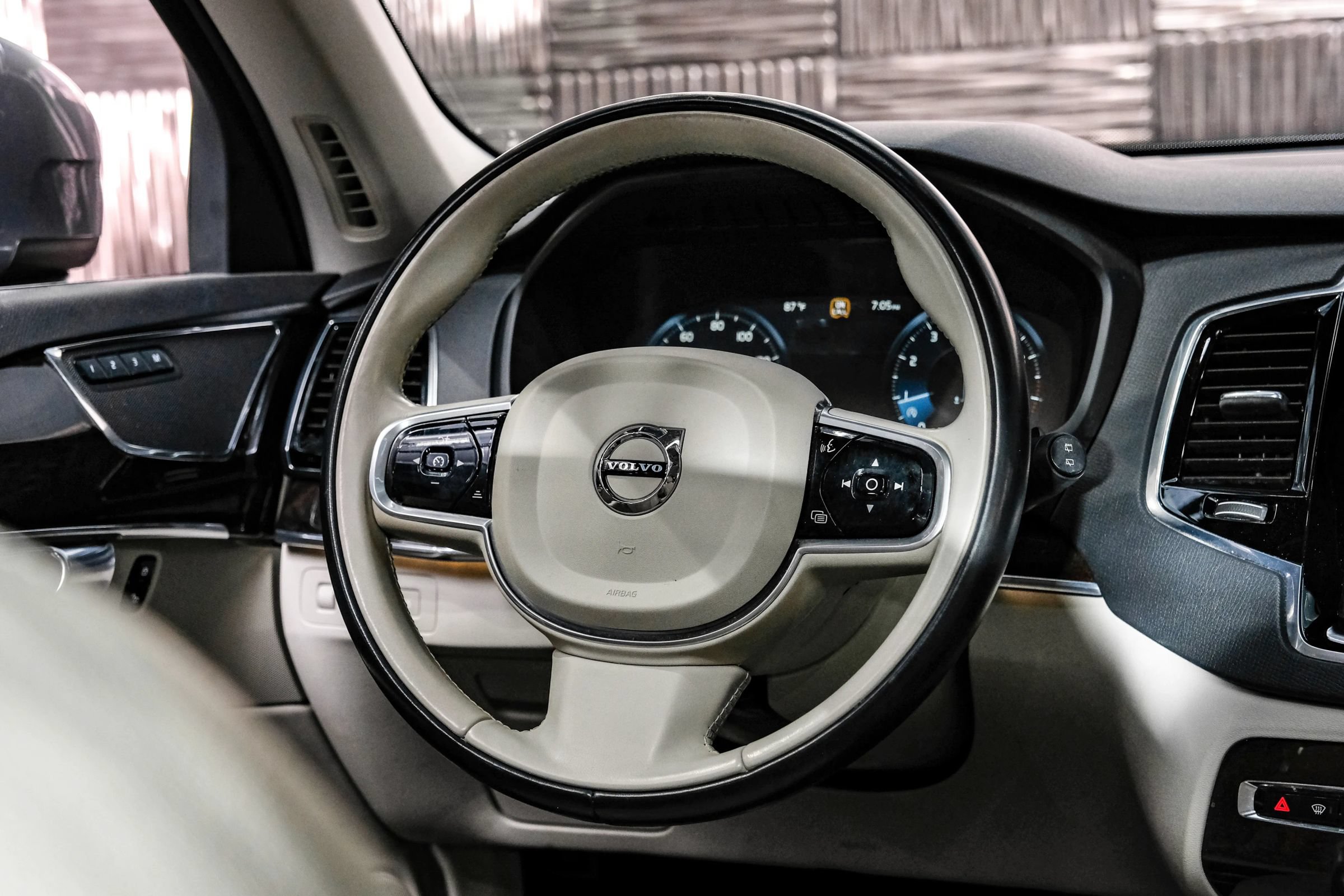 Used 2017 Volvo XC90 T6 Momentum w/ Convenience Package AWD/4WD image 16