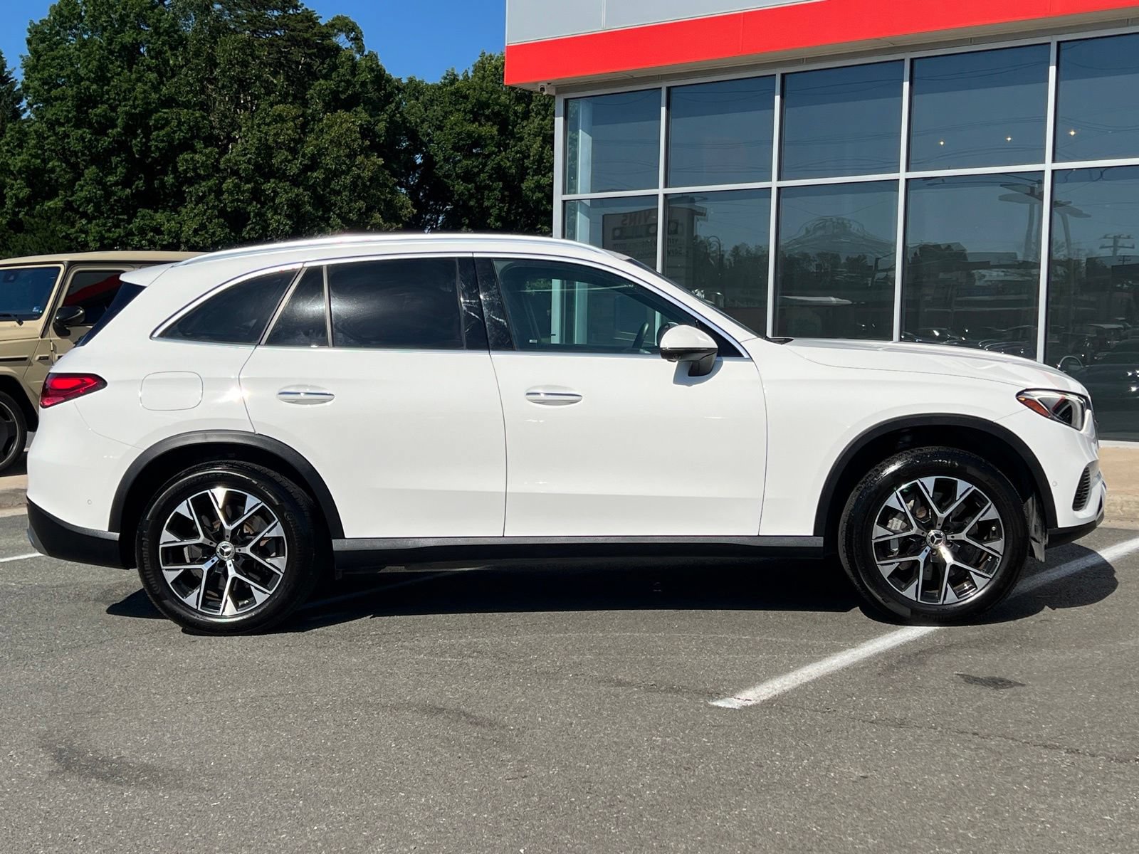Used 2025 Mercedes-Benz GLC 350e 4MATIC w/ Advanced USB Package image 29