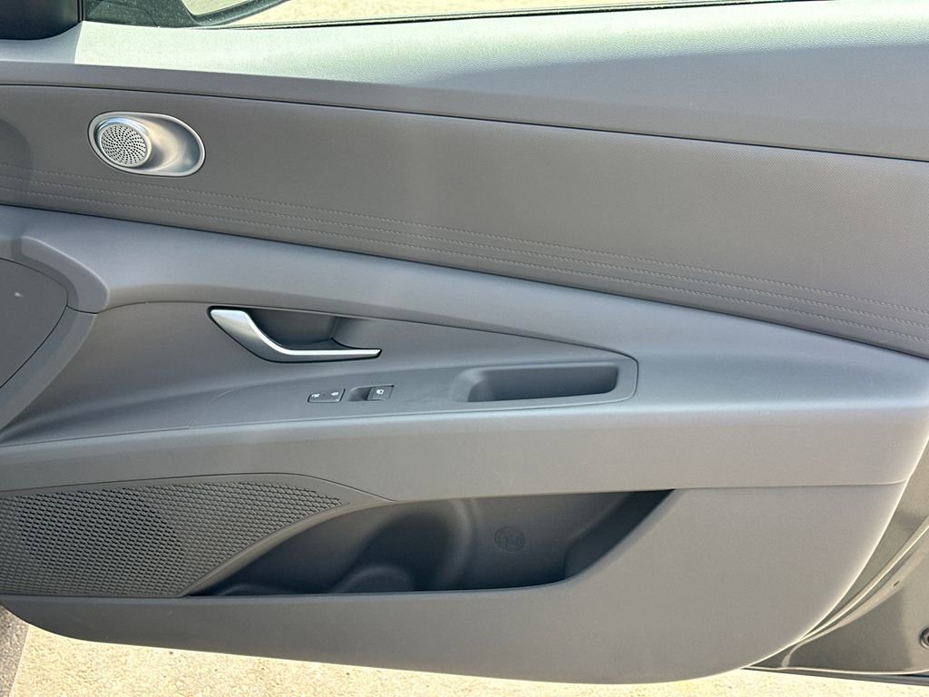 Used 2025 Hyundai Elantra SE FWD image 14