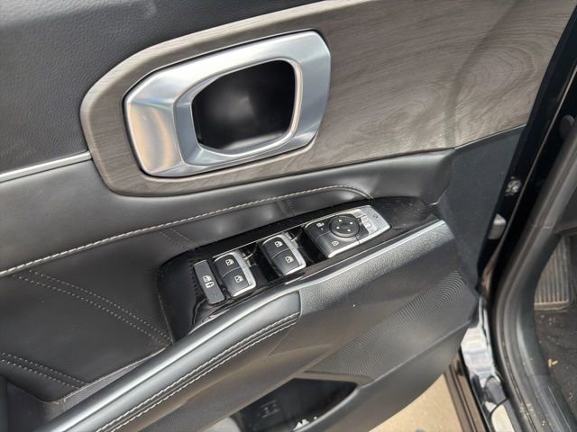 Used 2025 Kia Sorento SX AWD/4WD image 14