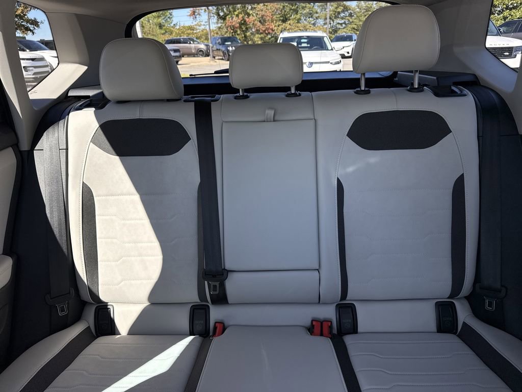 Used 2025 Volkswagen Taos SE image 37