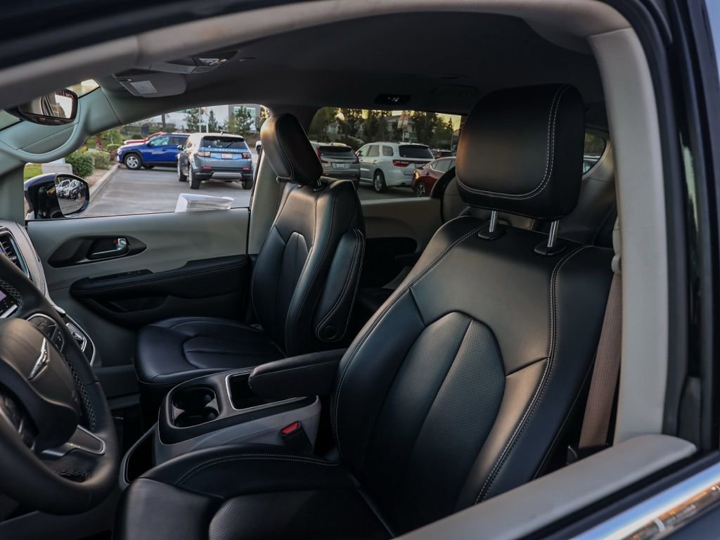 Used 2024 Chrysler Pacifica Select image 15