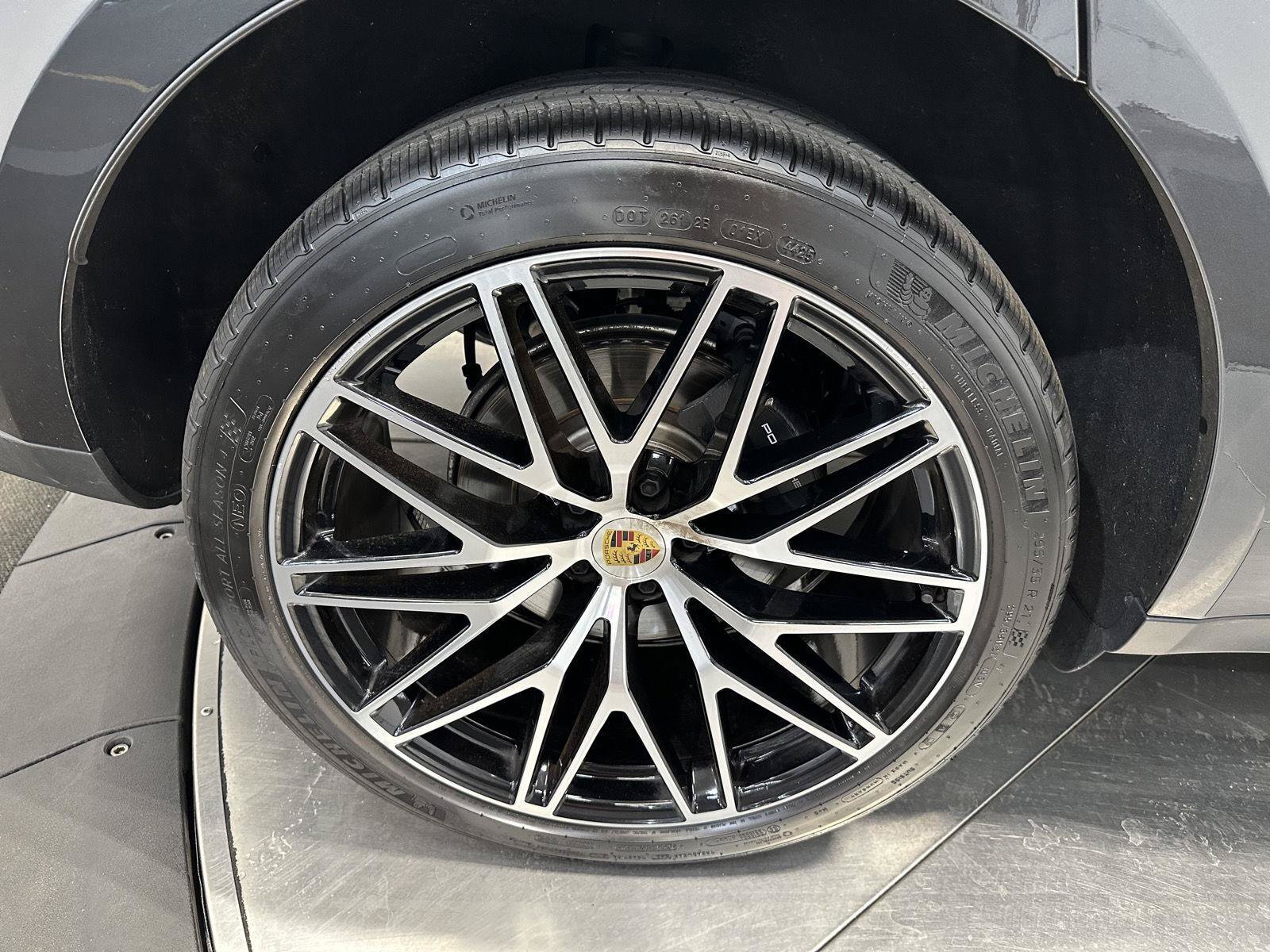 Certified 2026 Porsche Macan AWD/4WD image 13