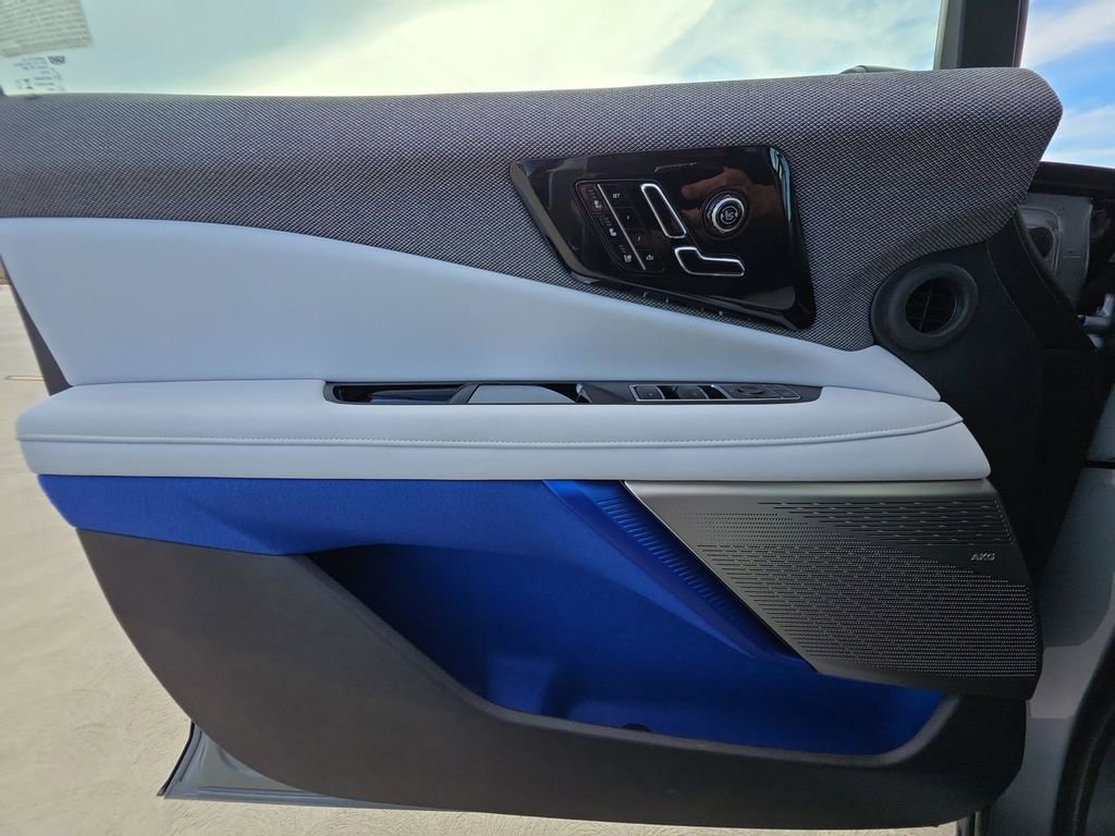 Used 2025 Cadillac Optiq Luxury 2 image 23