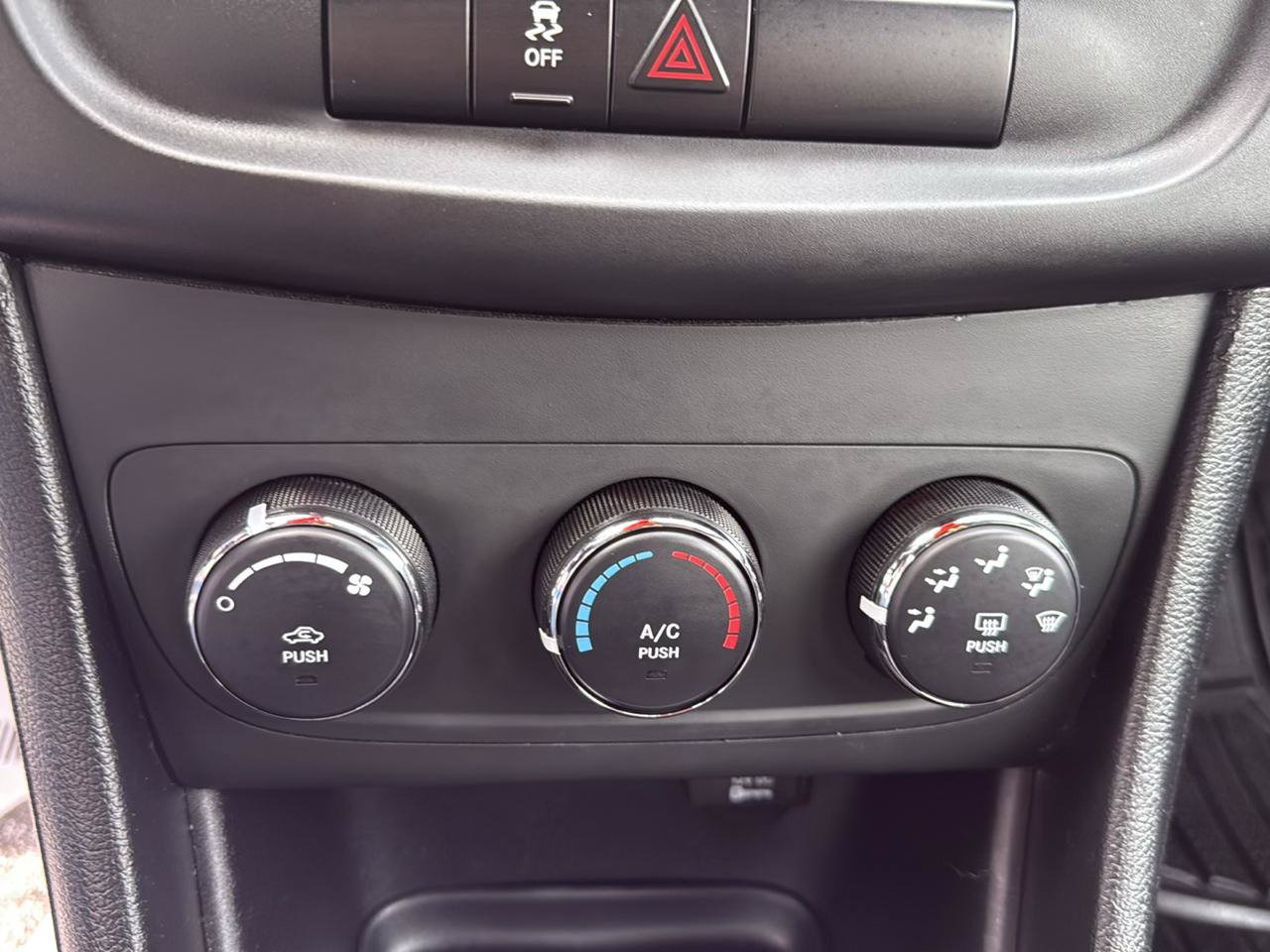 Used 2012 Dodge Avenger SE FWD image 17