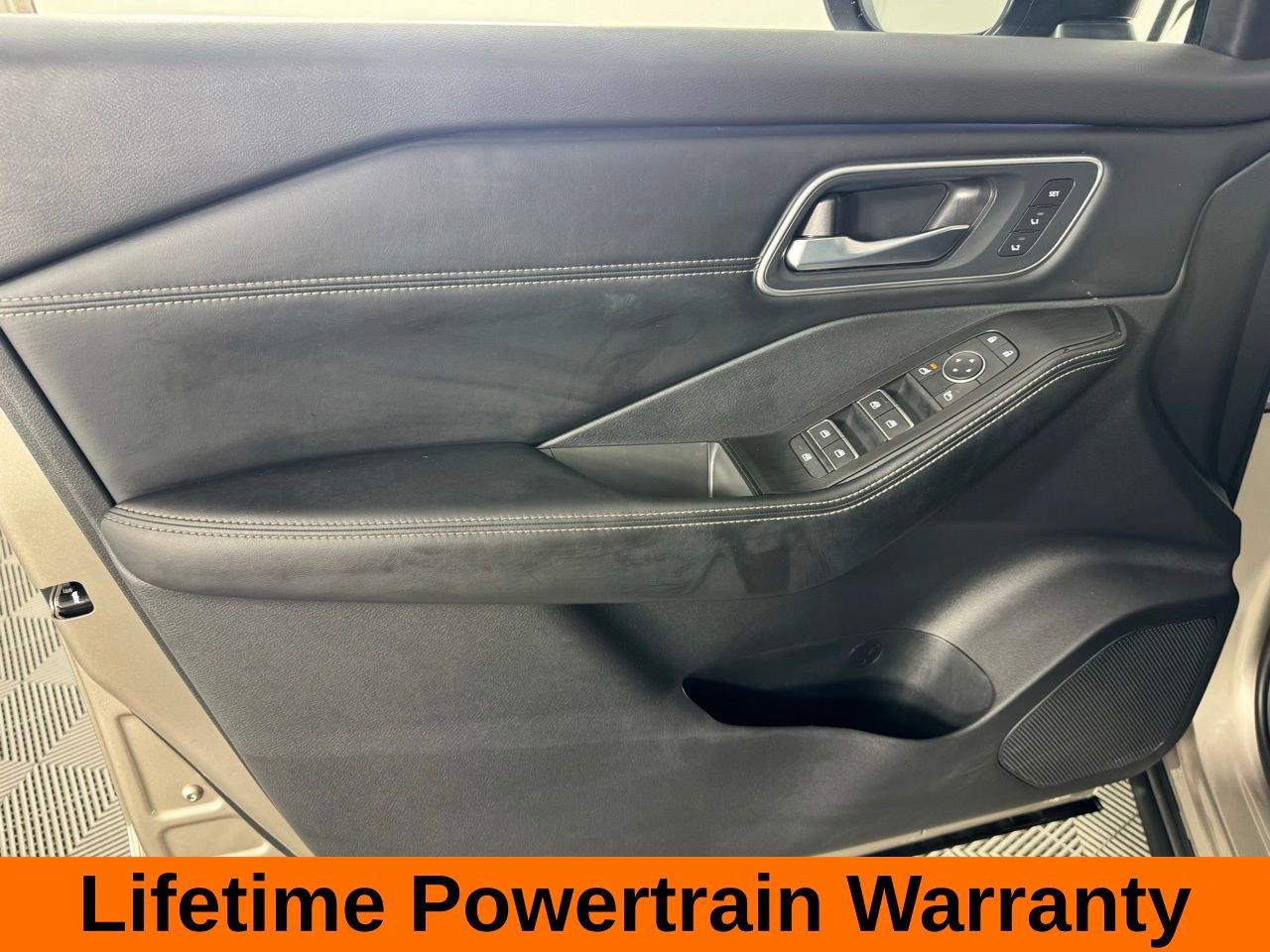 Used 2025 Nissan Rogue Platinum image 10