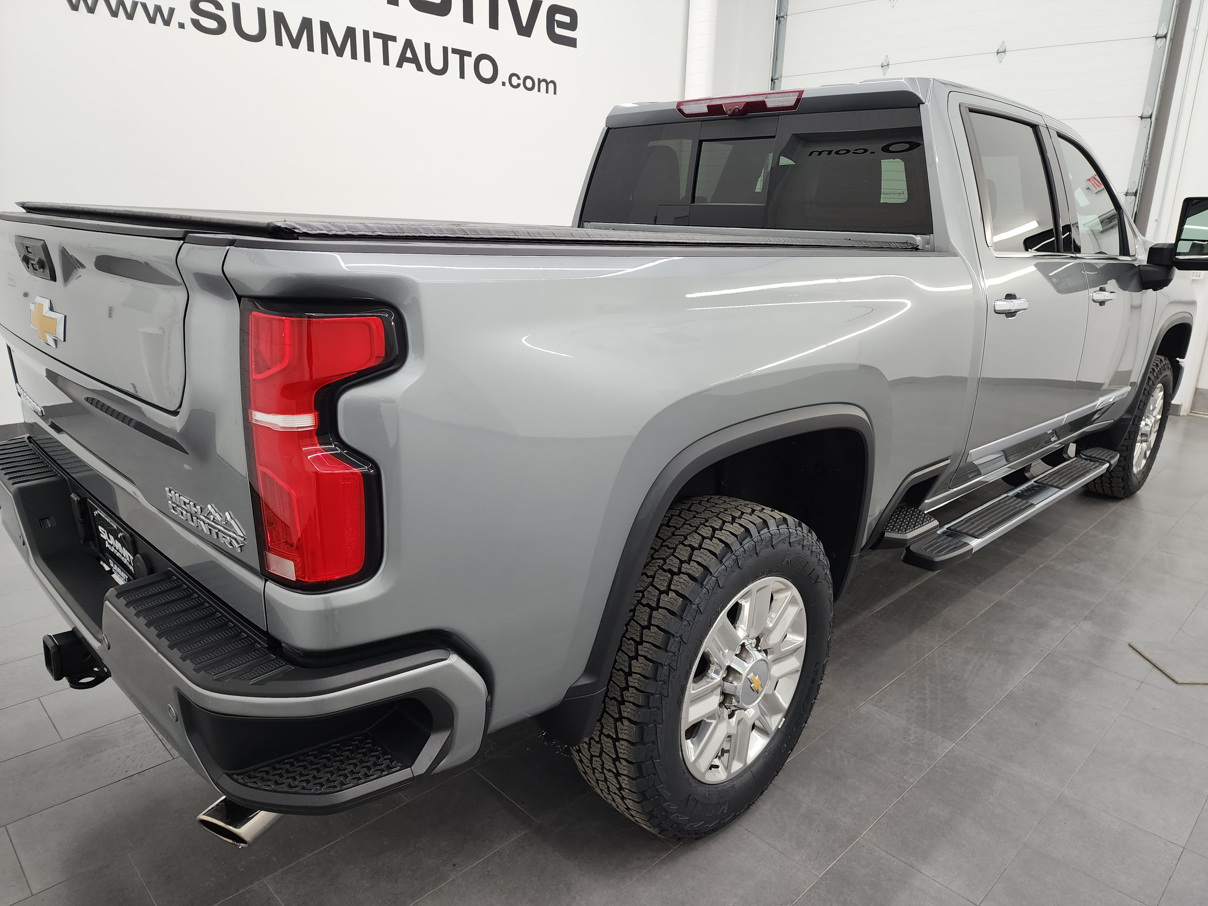 Used 2024 Chevrolet Silverado 3500 High Country w/ High Country Premium Package AWD/4WD image 4