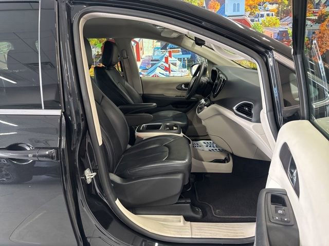 Used 2023 Chrysler Pacifica Touring-L FWD image 50