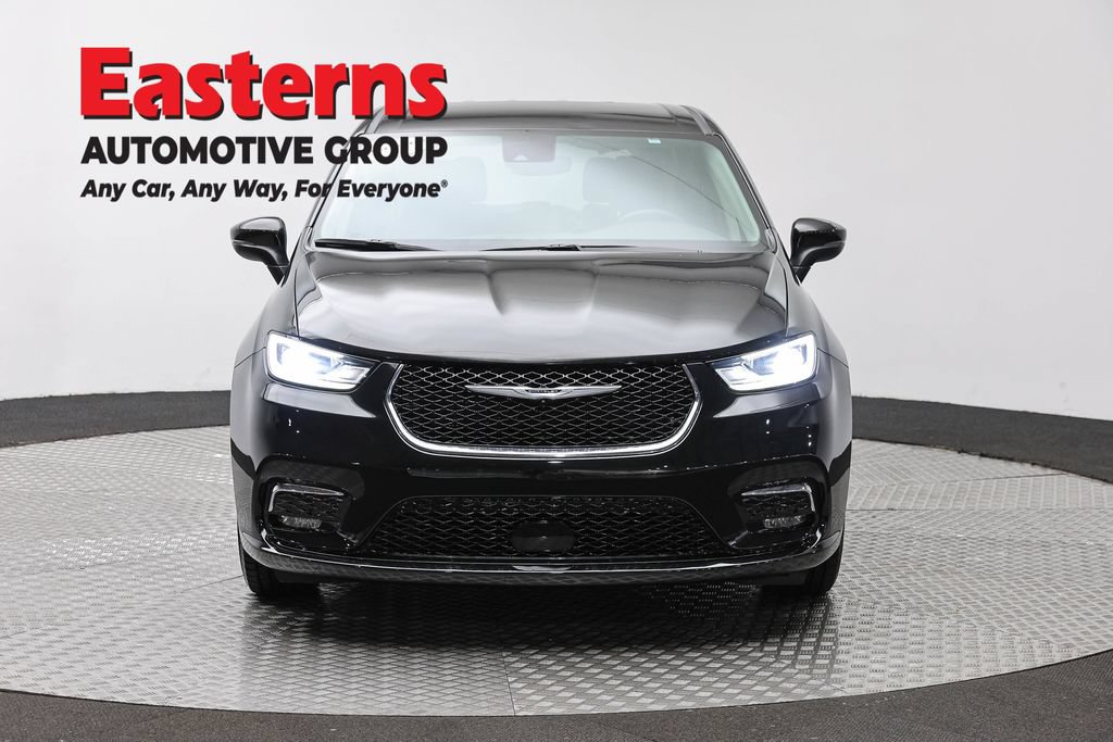 Used 2023 Chrysler Pacifica Touring-L FWD image 2