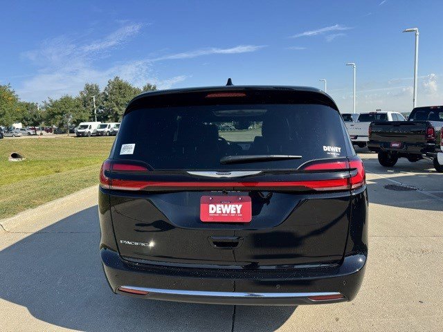 New 2026 Chrysler Pacifica Select image 6
