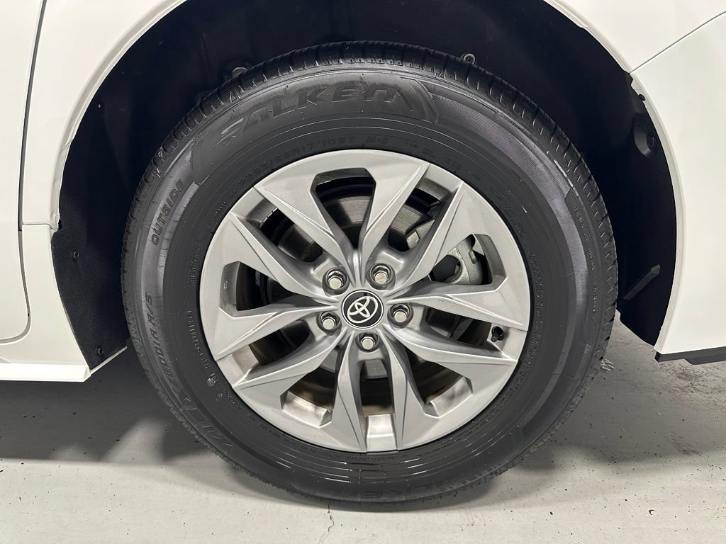 Used 2025 Toyota Sienna LE FWD image 64