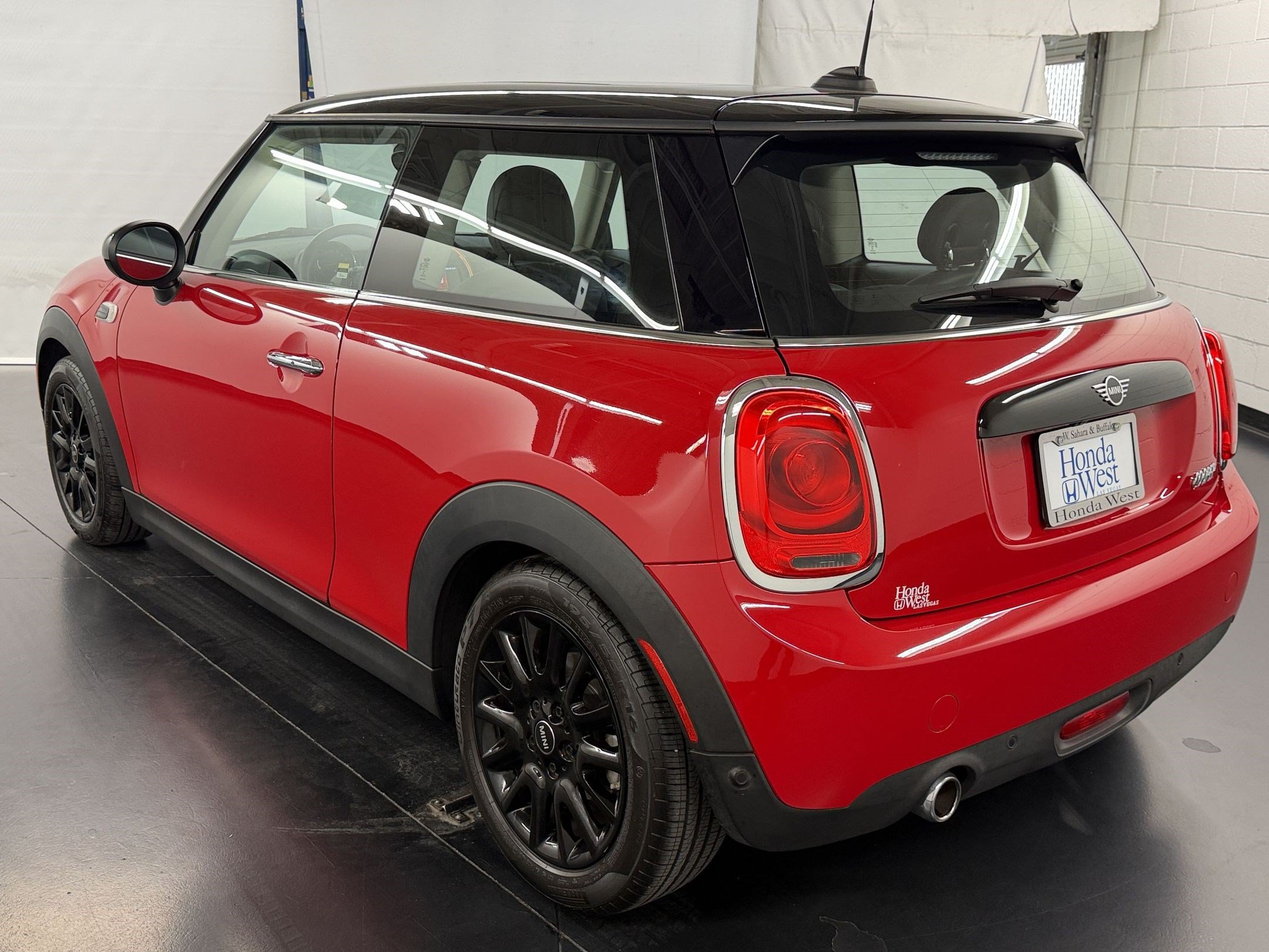 Used 2019 MINI Cooper 2-Door Hardtop w/ Signature Upholstery Package FWD image 3