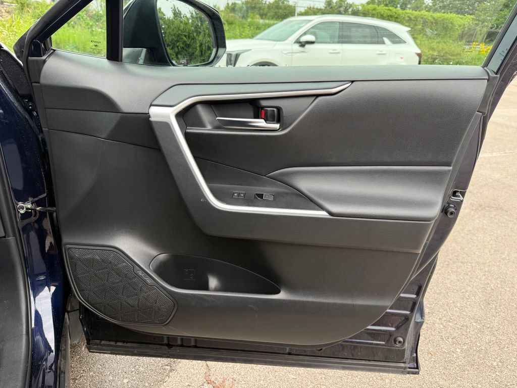 Used 2025 Toyota RAV4 XLE FWD image 16