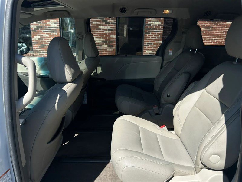 Used 2017 Toyota Sienna XLE w/ XLE Navigation Package AWD/4WD image 19