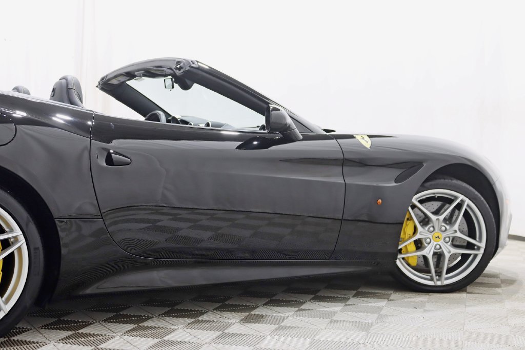 Used 2016 Ferrari California T RWD image 11