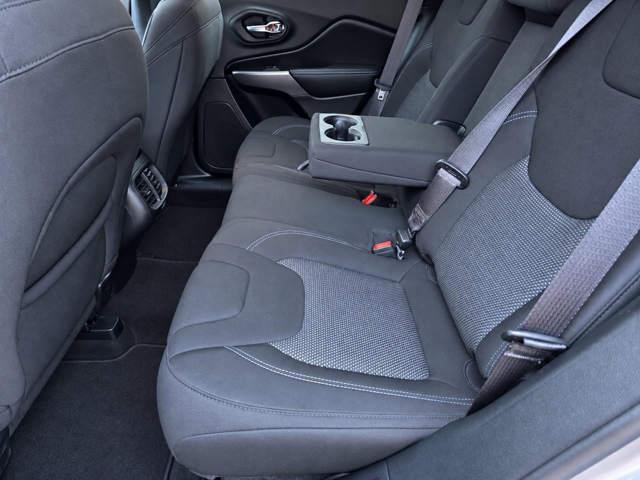 Used 2020 Jeep Cherokee Latitude w/ Cold Weather Group FWD image 23