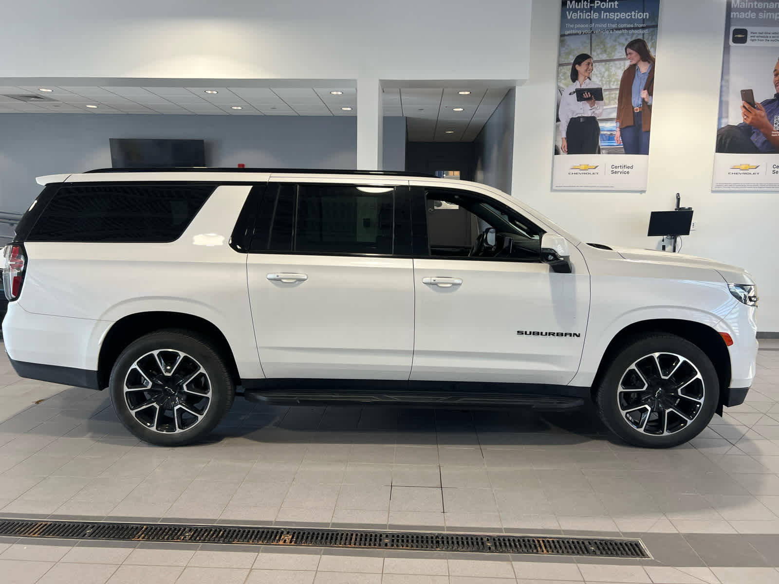 Certified 2023 Chevrolet Suburban RST w/ Luxury Package AWD/4WD image 4