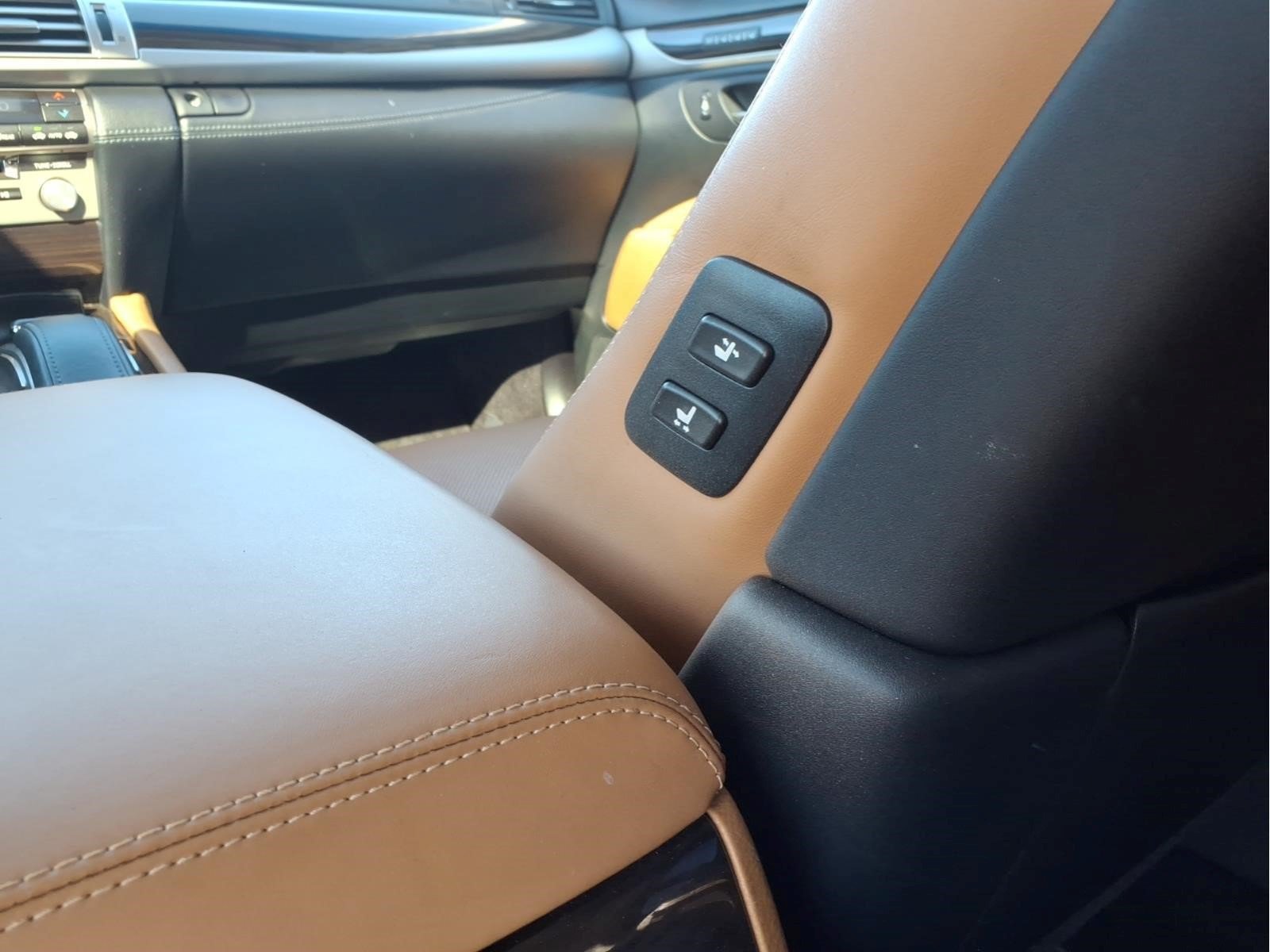Used 2017 Lexus LS 460 w/ Ultra Luxury Package RWD image 18