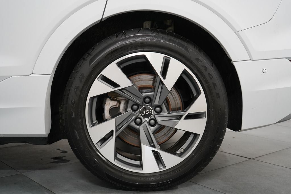 Used 2023 Audi e-tron Premium Plus w/ Premium Plus Package AWD/4WD image 31