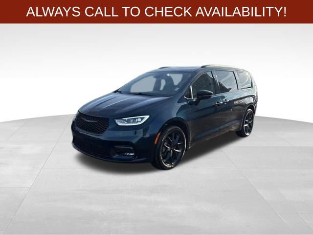 Used 2023 Chrysler Pacifica Limited w/ Uconnect Theater Family Group image 3
