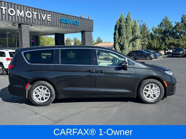 Used 2023 Chrysler Pacifica Touring-L FWD image 2
