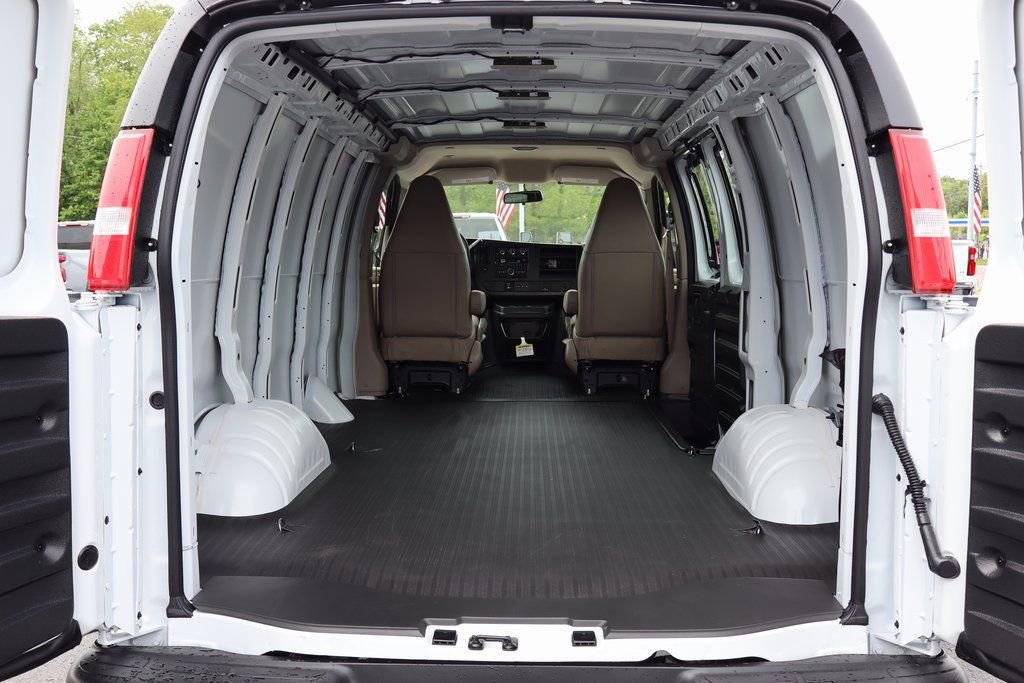 New 2025 Chevrolet Express 3500 w/ Chrome Appearance Package image 25