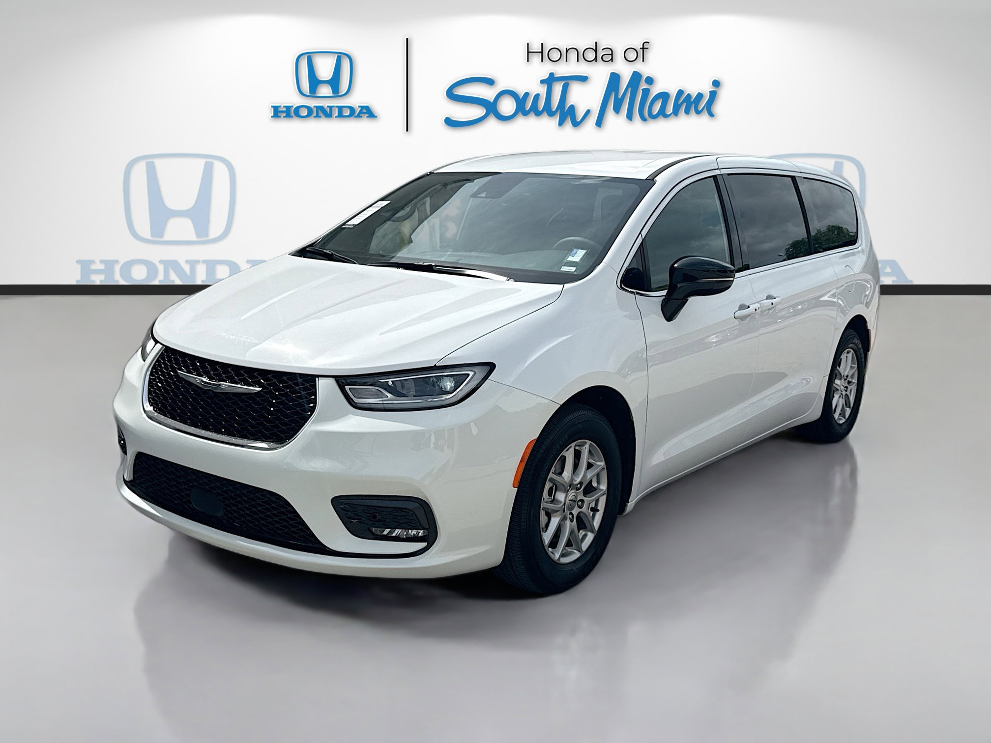 Used 2025 Chrysler Pacifica Select FWD image 3