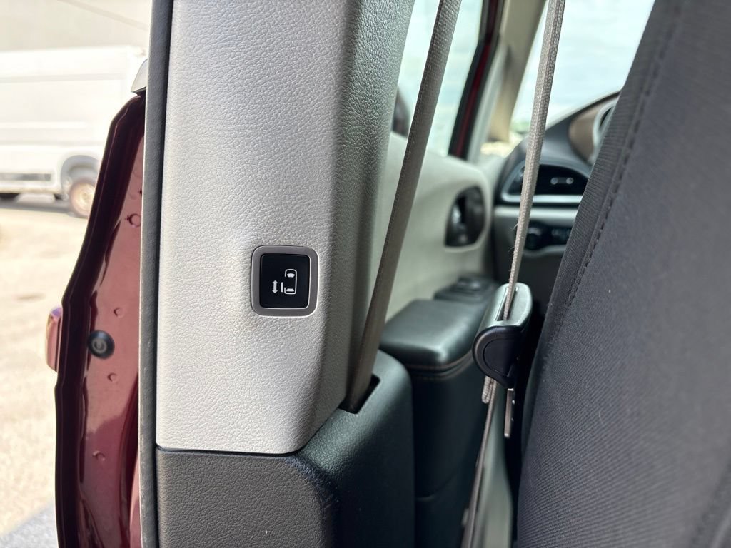 Used 2018 Chrysler Pacifica Touring Plus FWD image 20