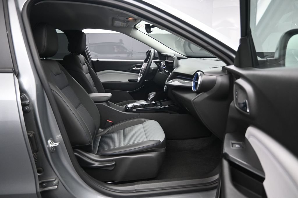Used 2025 Chevrolet Trax LT w/ LT Convenience Package FWD image 26
