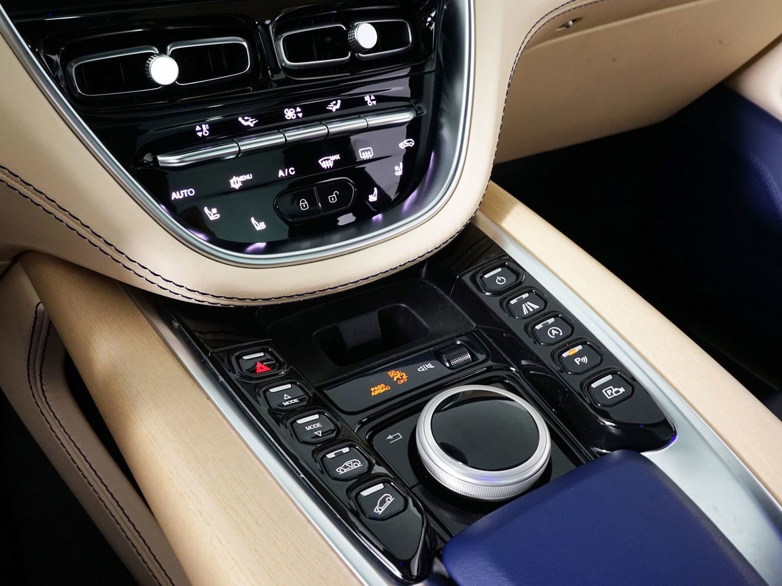 Used 2021 Aston Martin DBX image 30