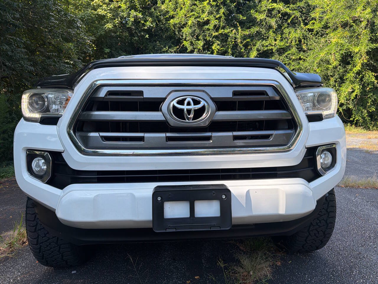 Used 2016 Toyota Tacoma Limited w/ Towing Package AWD/4WD image 11
