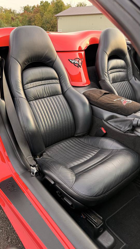 Used 2001 Chevrolet Corvette Convertible w/ Preferred Equipment Group1 RWD image 32