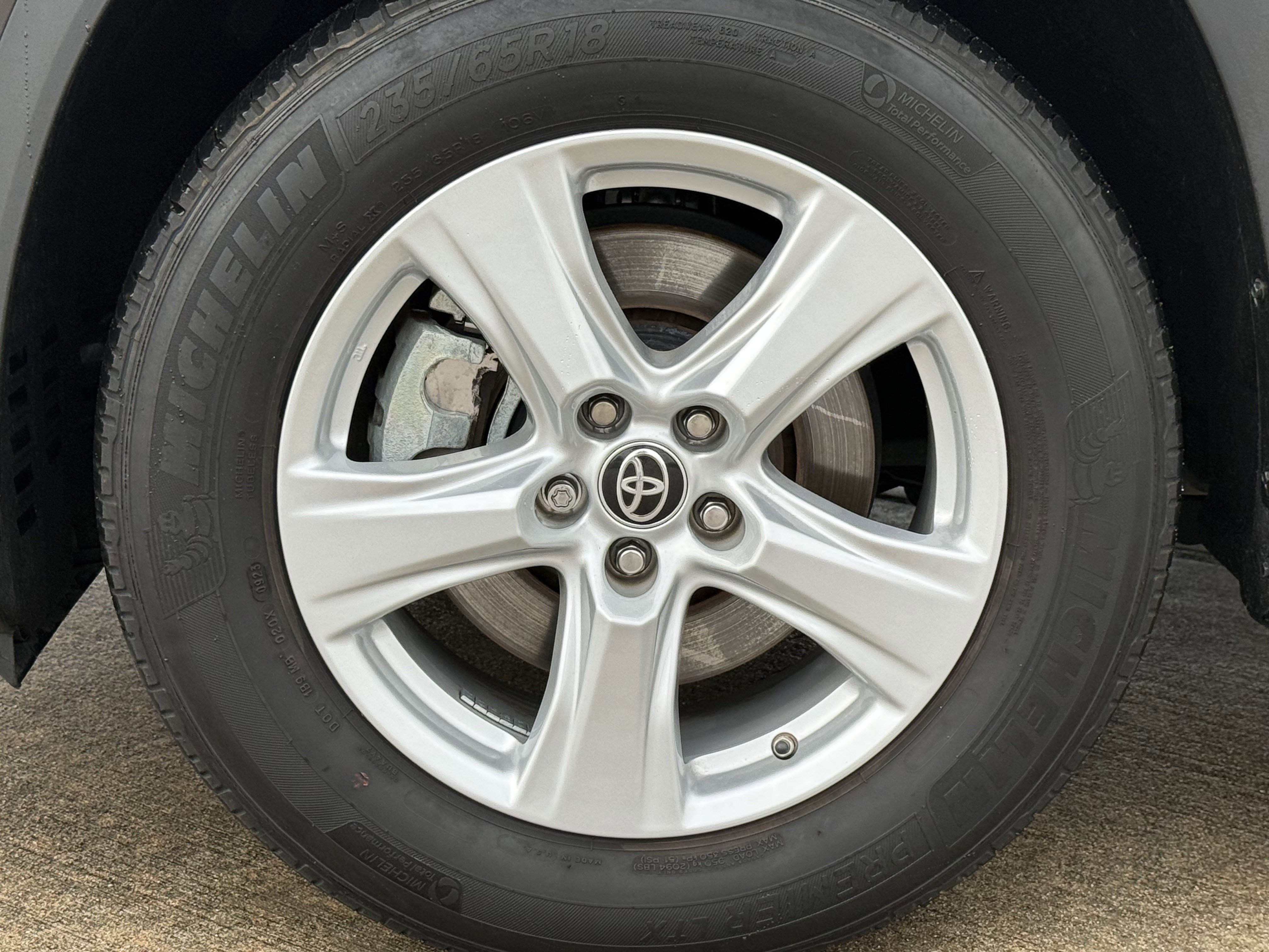 Used 2023 Toyota Highlander L image 12