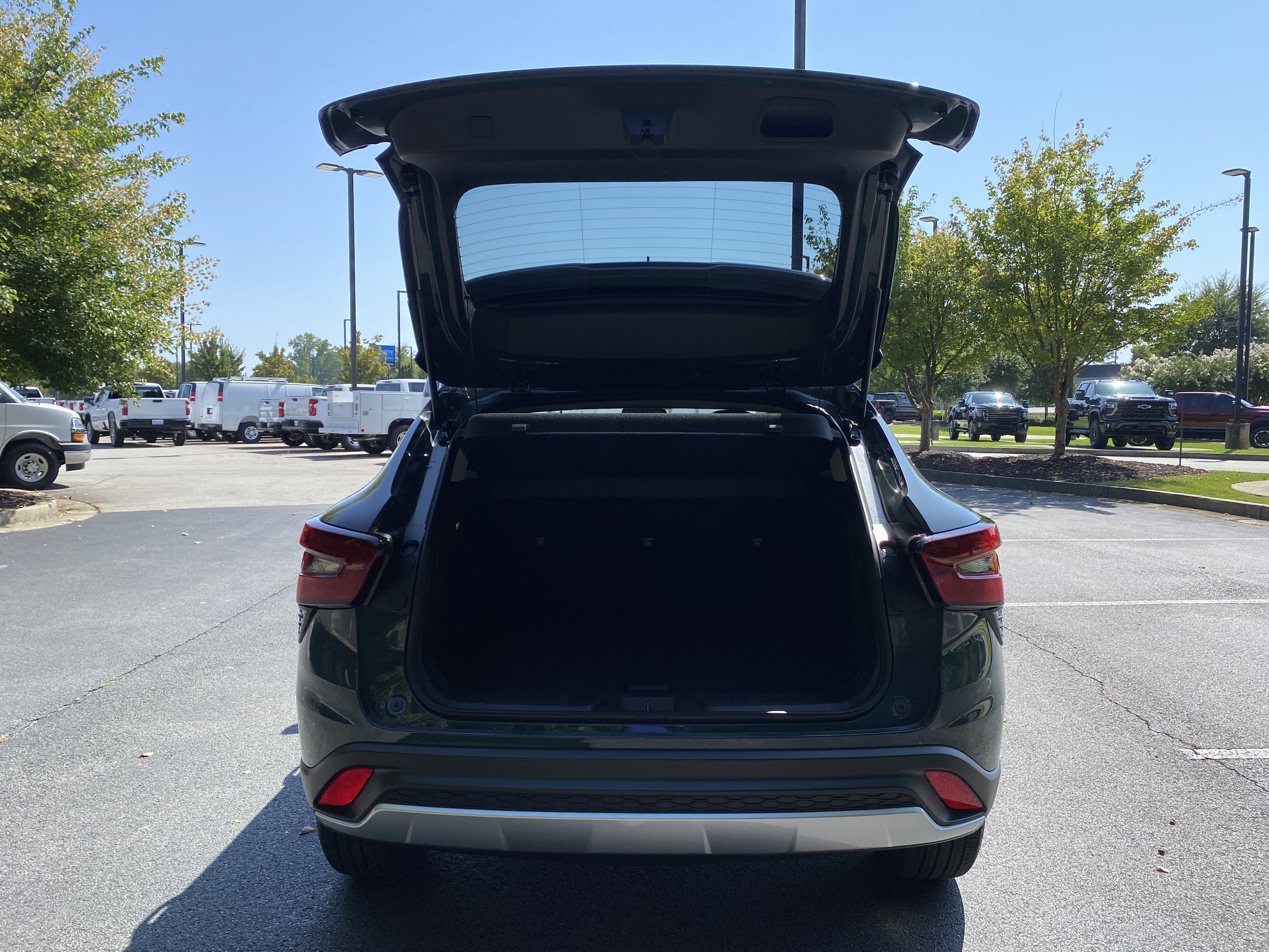 Used 2026 Chevrolet Trax LT w/ LPO, Blackout Package FWD image 11