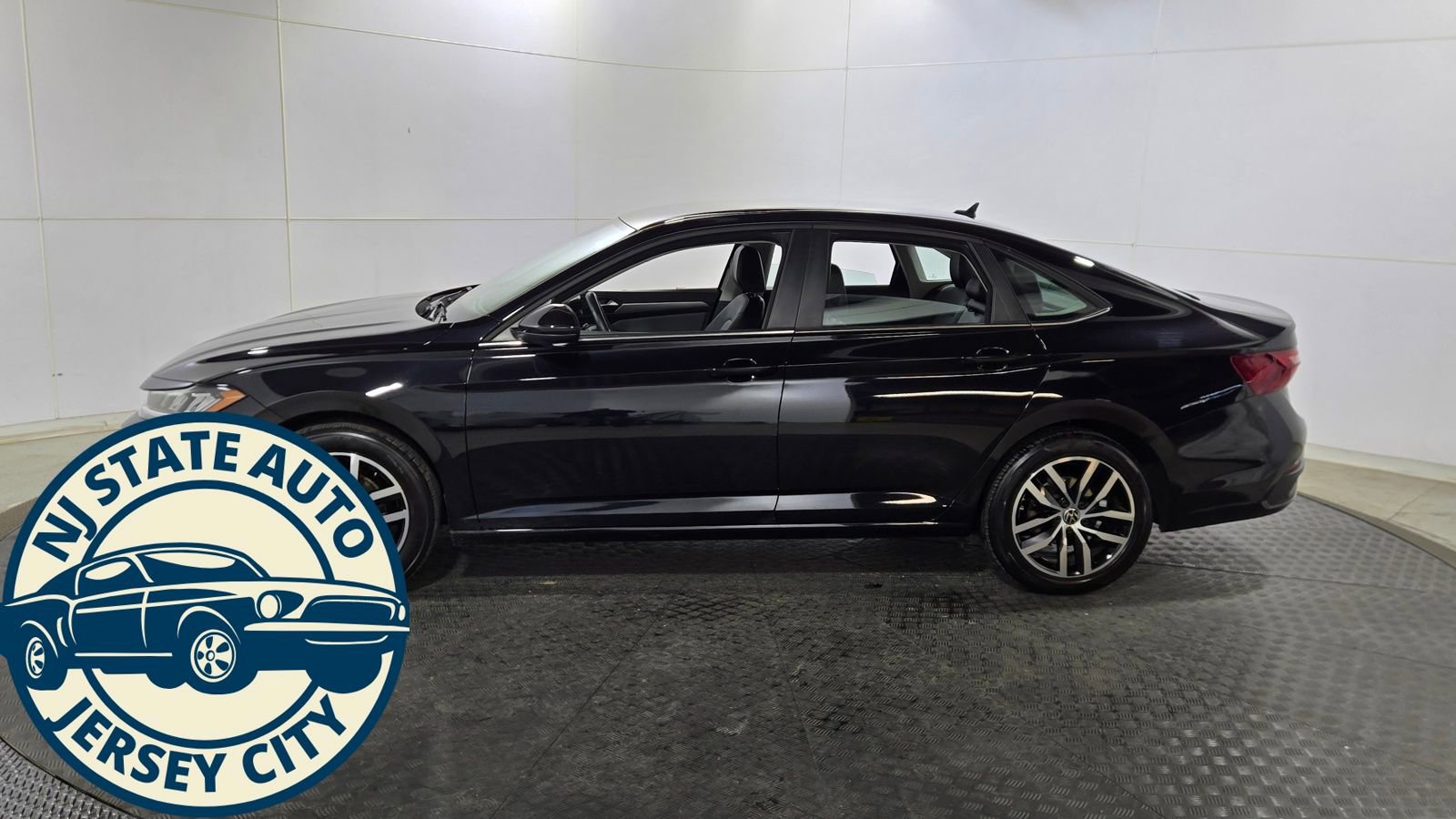 Used 2025 Volkswagen Jetta SE image 4