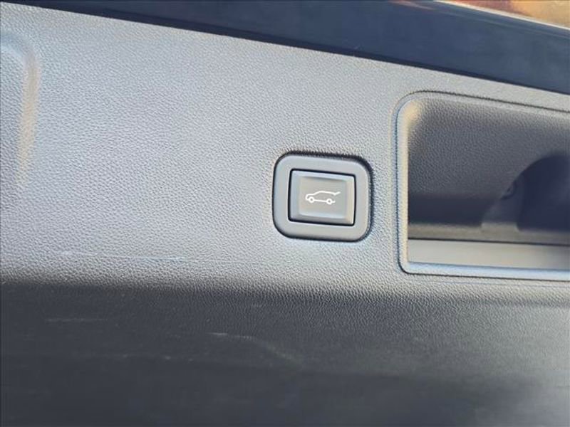 Certified 2023 GMC Terrain SLT image 10