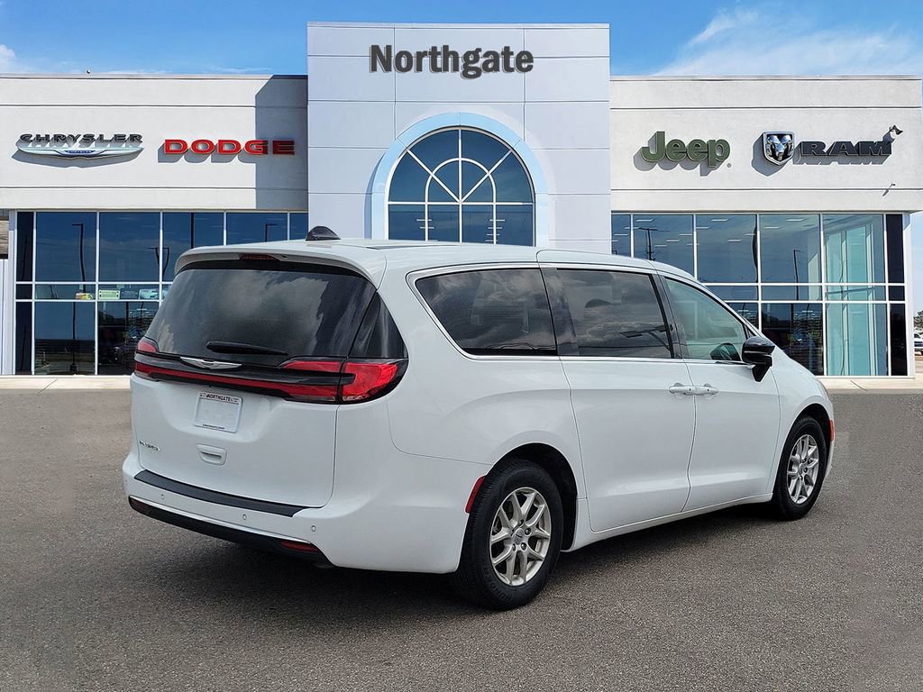 Used 2024 Chrysler Pacifica Touring-L FWD image 4