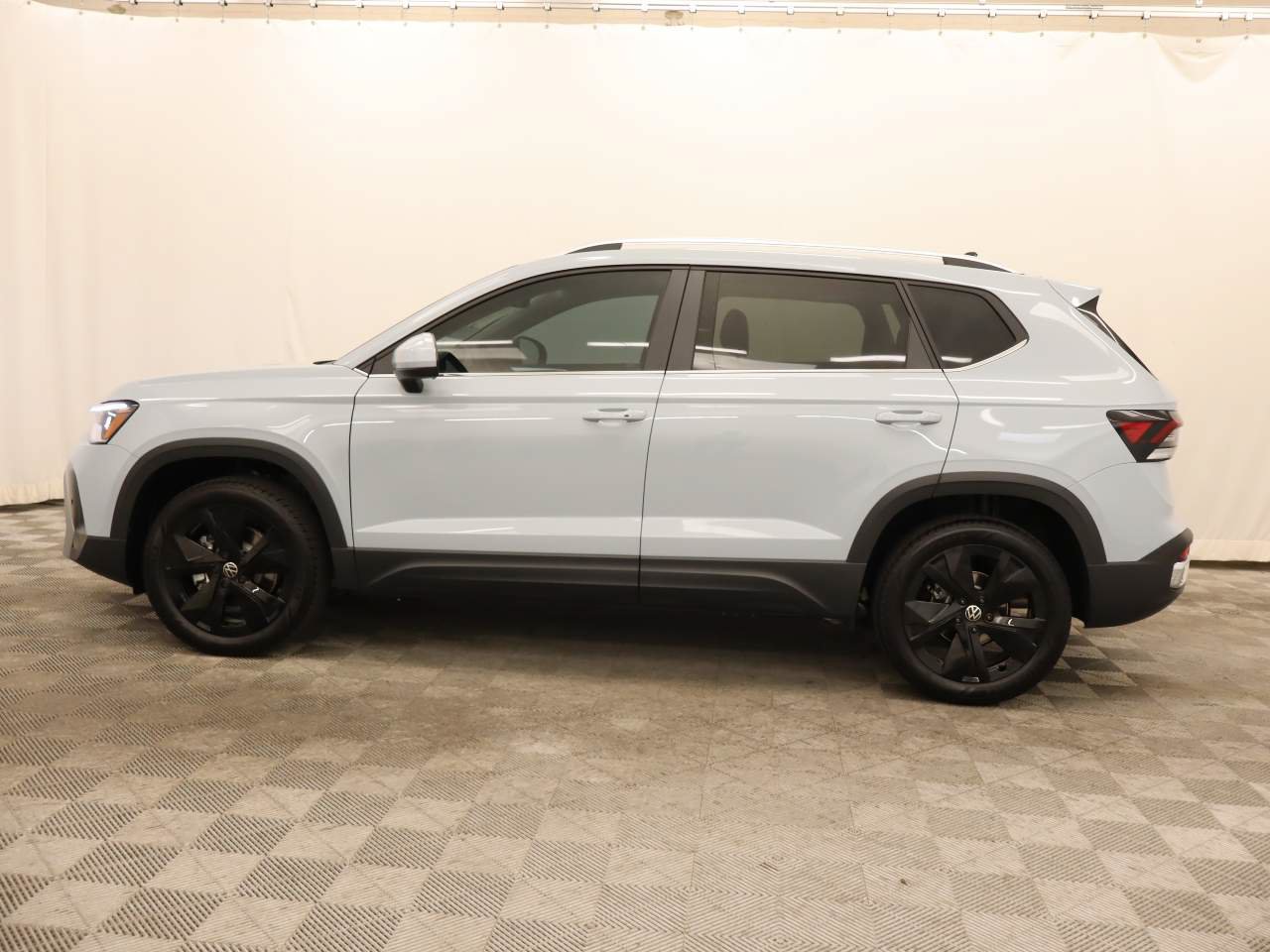 New 2026 Volkswagen Taos SE FWD image 2