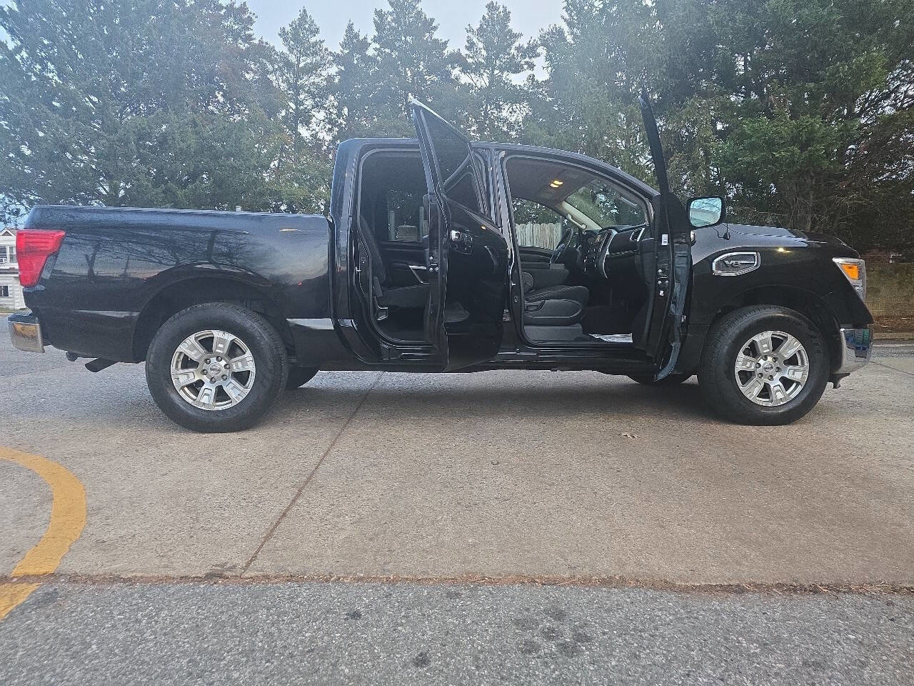 Used 2017 Nissan Titan SV image 7