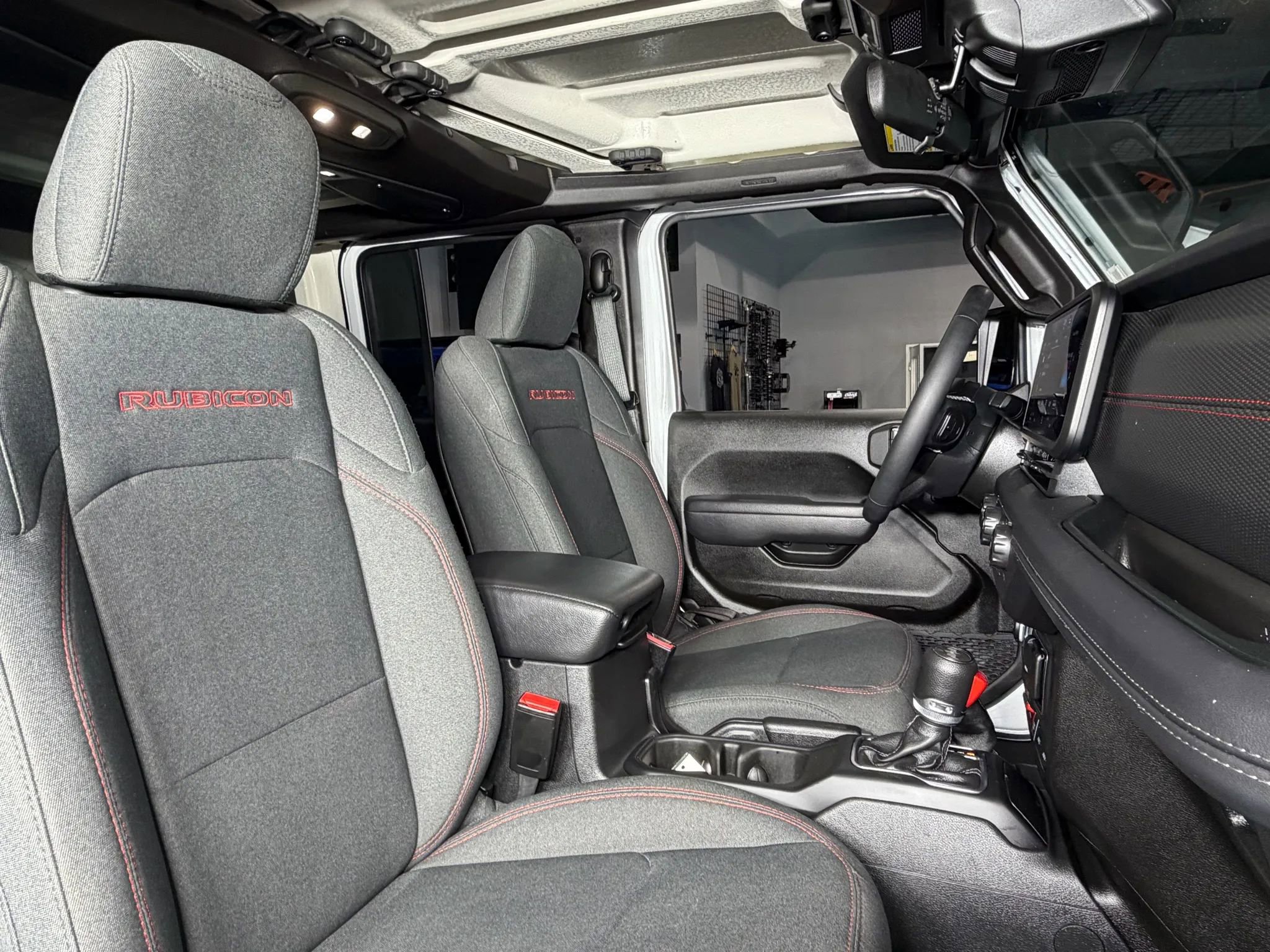 Used 2025 Jeep Wrangler Unlimited Rubicon AWD/4WD image 17