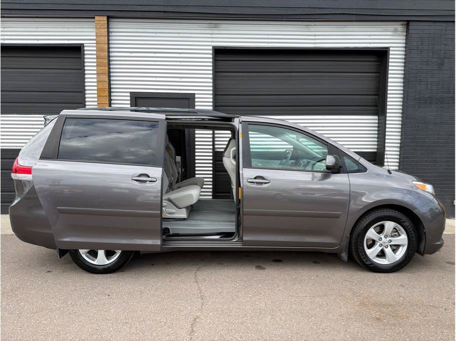 Used 2011 Toyota Sienna LE w/ Towing Pkg FWD image 11