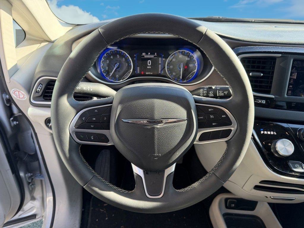 Used 2023 Chrysler Voyager LX image 18