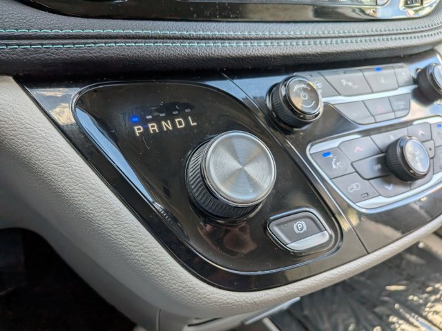 Used 2018 Chrysler Pacifica Limited w/ Advanced Safetytec Group FWD image 12