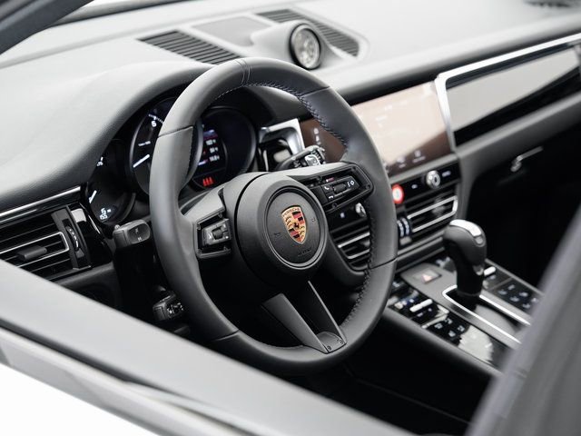 Certified 2025 Porsche Macan image 9