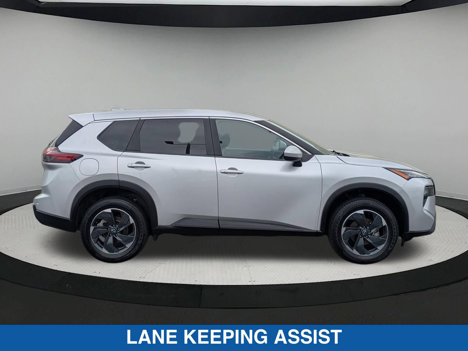 Used 2024 Nissan Rogue SV AWD/4WD image 2