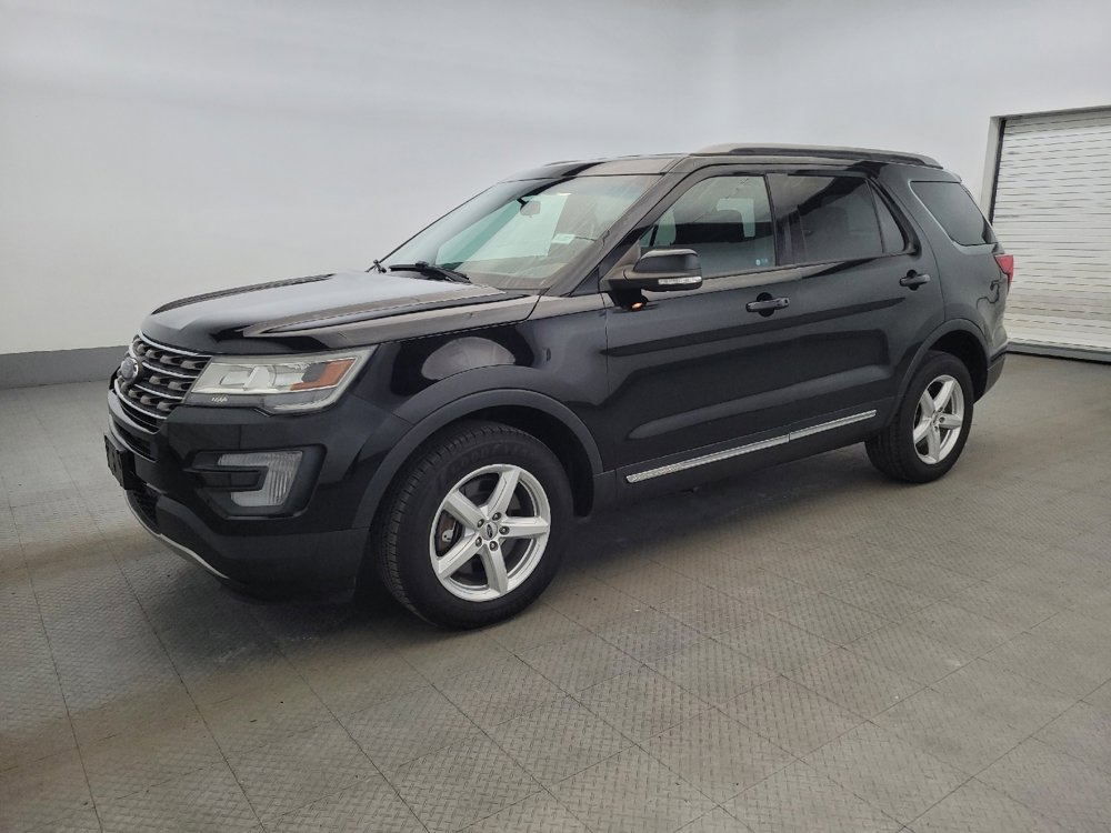 Used 2017 Ford Explorer XLT image 2
