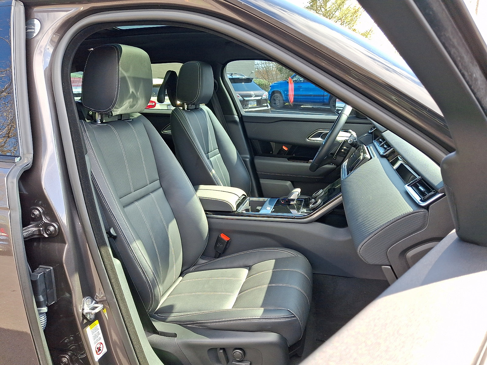 Used 2023 Land Rover Range Rover Velar R-Dynamic S image 3