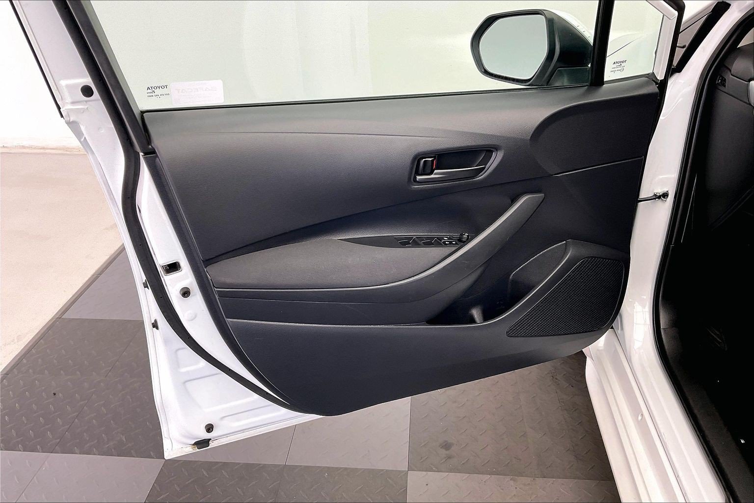 Used 2025 Toyota Corolla LE FWD image 26