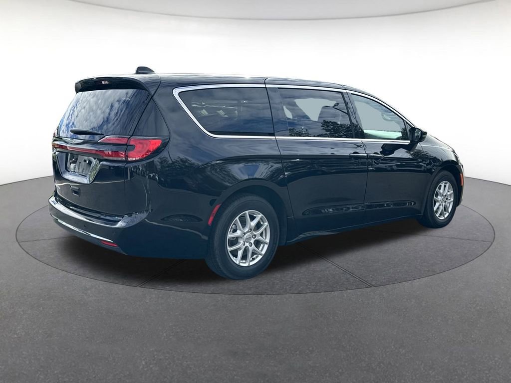 Used 2025 Chrysler Pacifica Select image 6